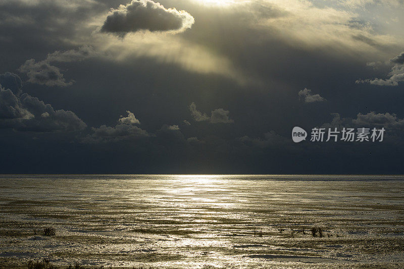 在荷兰北部的瓦登海自然保护区“de Wadden”，有潮汐沙滩的空旷景观